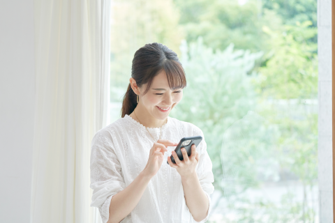 スマホで質問をする女性