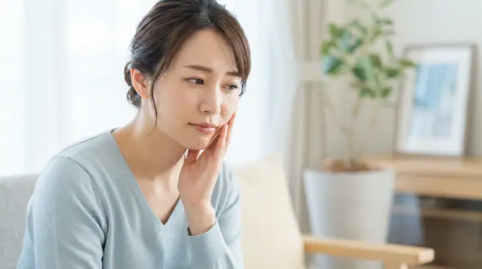 「うまく笑えない…」その悩み、あなただけのせいではありません